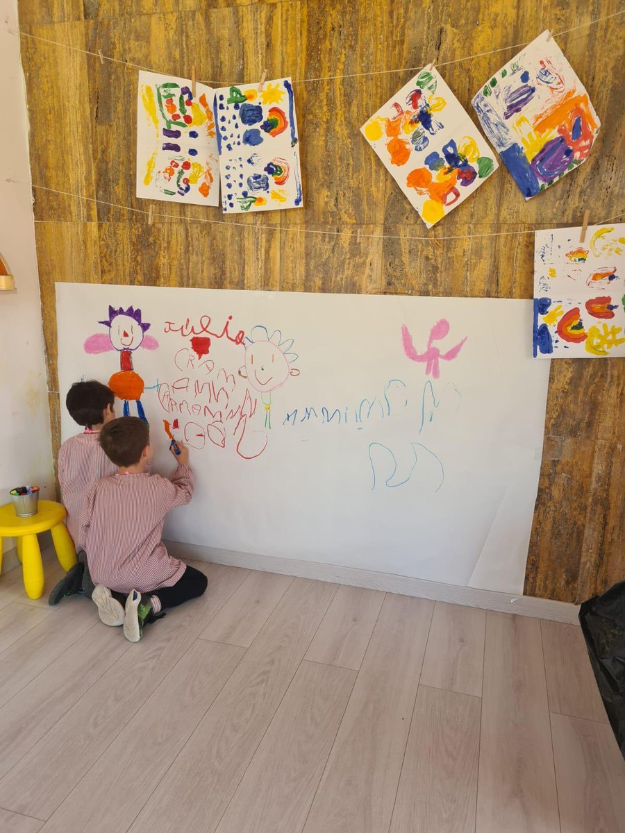 A infantil, els ambients d'aprenentatge  es converteixen en petits mons plens de possibilitats. Cada racó convida a imaginar, provar, construir i compartir. A través del joc, l'autonomia, el respecte i col·laboració, cultivem la creativitat!