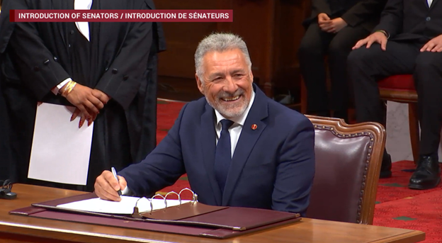 L’honorable Allister Surette a été recteur et vice-chancelier de l’Université Sainte-Anne et a assuré la présidence de nombreux conseils et comités au cours de son illustre carrière, dont le comité organisateur du Congrès mondial acadien 2024. Ce sénateur acadien de la