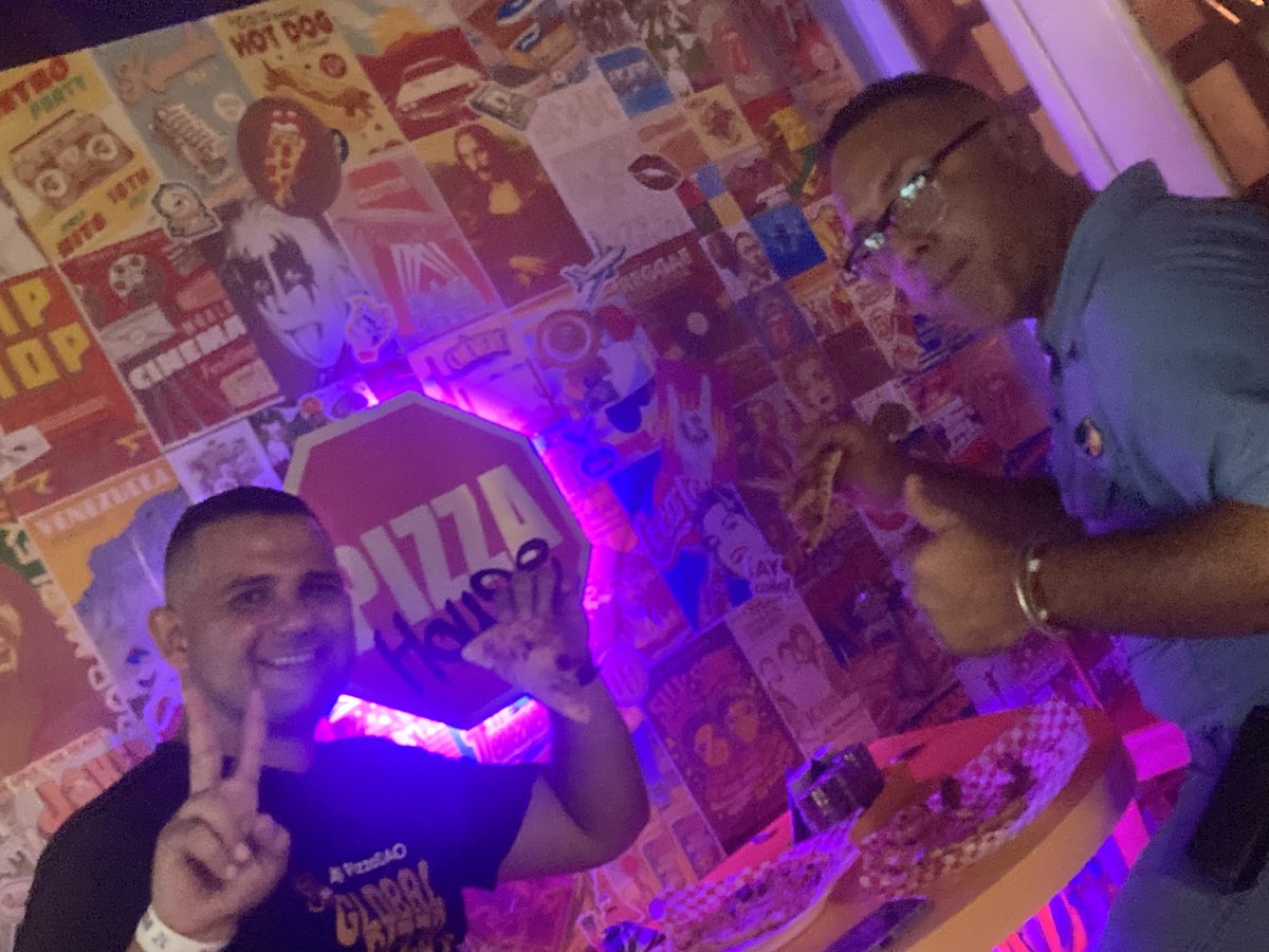 100DiasDeR's tweet photo. Fotos de más pizzas mientras conversamos sobre comunidades y proyectos aliados, como: @DosisWeb3 y @Diversity_Place 💜

Ambos proyectos aportando valor desde su lado. https://t.co/5sjI9ojHWn