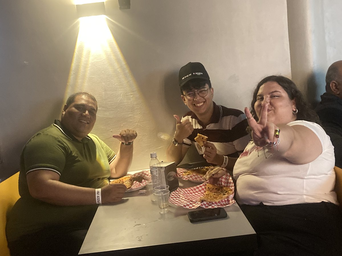 100DiasDeR's tweet photo. Fotos de más pizzas mientras conversamos sobre comunidades y proyectos aliados, como: @DosisWeb3 y @Diversity_Place 💜

Ambos proyectos aportando valor desde su lado. https://t.co/5sjI9ojHWn