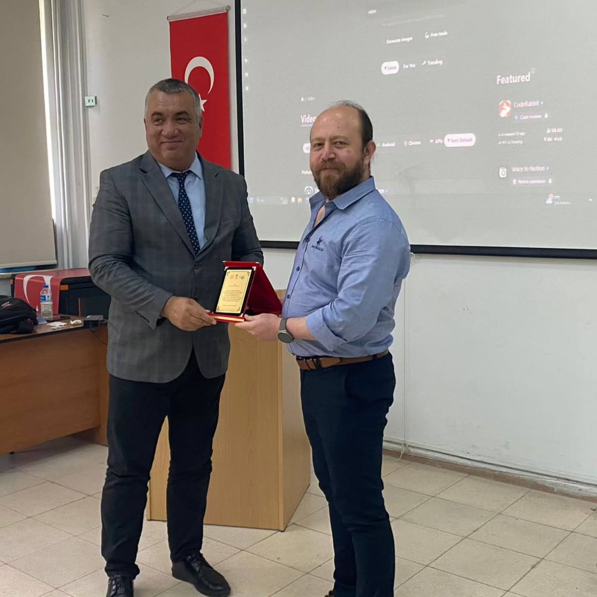 Merkez Müdürümüz Doç. Dr. Onur Sevli, 22.05.2025 tarihinde Gençlik ve Spor Bakanlığı tarafından desteklenen ISUBÜ Sanayi ve İnovasyon Topluluğu’nun “Üretken Yapay Zeka Araçlarının Etkili Kullanımı” projesinde, üretken yapay zeka araçlarının kullanımı konusunda bir eğitim verdi.