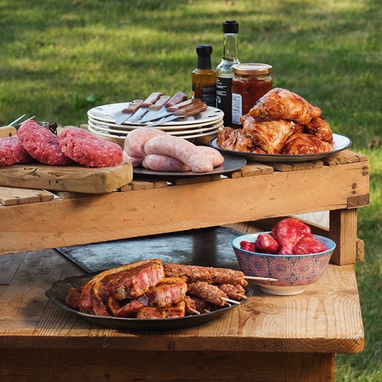 🔥 It’s National BBQ Week! 🔥And there’s no better time to fire up the grill and taste the unbeatable flavours of outdoor cooking. Whether it’s juicy beef burgers, tender skewers, sizzling sausages, or grilled seafood, you can't go wrong with a delicious barbecue!🥩🍔🌽