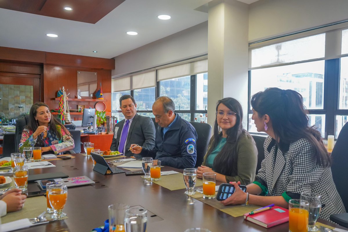 MinAmbienteCo's tweet photo. #AEstaHora la ministra @LenAmazonas se reúne con José Julio Casas, Secretario Técnico del Corredor Marino del Pacífico Este Tropical, para avanzar en la hoja de ruta de la reserva de biosfera marina regional bajo el liderazgo de Colombia 🇨🇴🌊 https://t.co/VAk0xTaokH