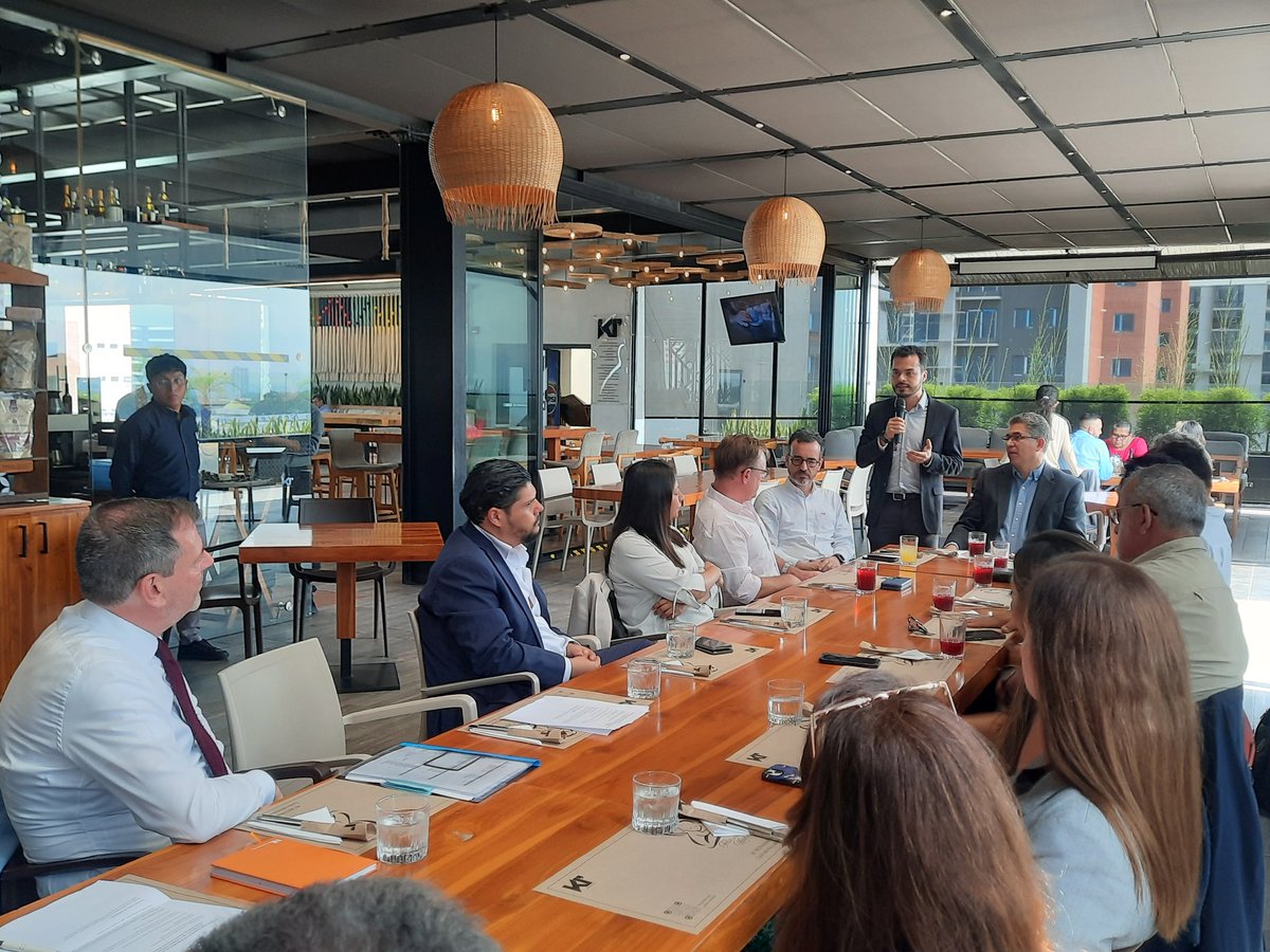 El Director Devadit Barahona <a href="/Devadit/">Devadit Barahona</a> da la bienvenida en nombre de la Junta Directiva de <a href="/AGEXPORTGT/">AGEXPORT</a> al Embajador de <a href="/NLinCostaRica/">PaísesBajosCentroamerica</a>, Sr. Arjen Van Den Berg, y a los participantes en la Mesa Redonda de  Innovacion Hortícola y Agroparques que se lleva a cabo hoy en AGEXPORT