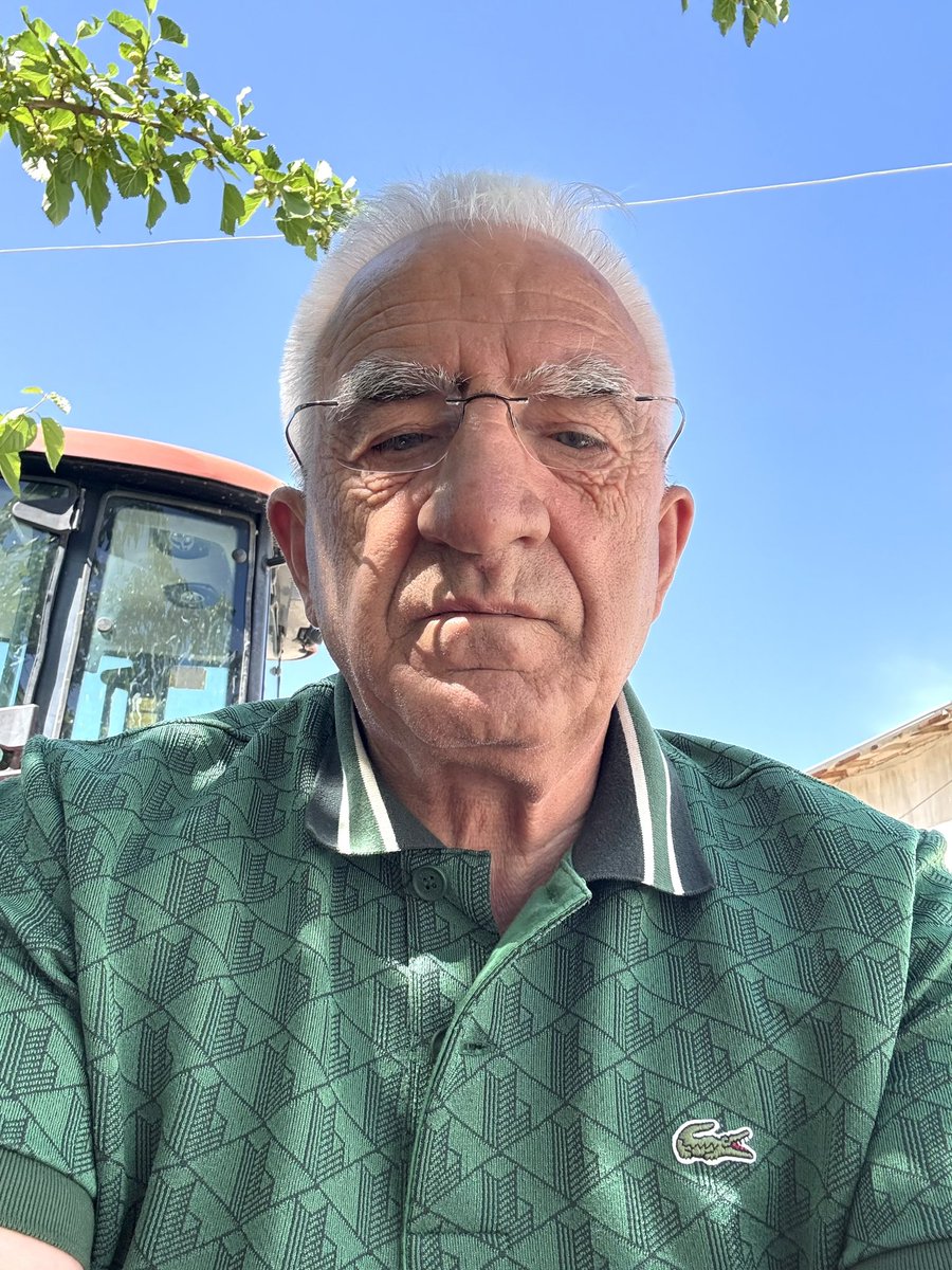 Dostluk, zevklerin ve düşüncelerin uyuşmasıdır. Dostluk kişisel çıkar karşısında kurulan bir ilişki değildir. Hiç beklenmedik bir anında kalbine do- ğan sıcacık bir duygudur dostluk. Sevinçtir, üzüntüdür, anlamaktır, hatırlanmaktır, sonsuza dek olan arkadaşlıktır