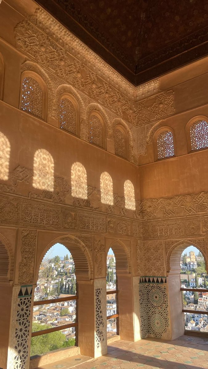 مؤرخ الفن الأندلسي خوسيه بويرتا : قصر الحمراء جنة بناها العرب من الشعر أكثر من الحجر  ❞ لقد حولت الأشعار المنقوشة إلى عمائر من الفردوس، حينما تطوف بالمكان تشعر وكأنك في جنة أرضية، ويُخيل إليّ أن القصر نُقش بالكتابات العربية بمقدار ما بُني من مواد بناء ❝.