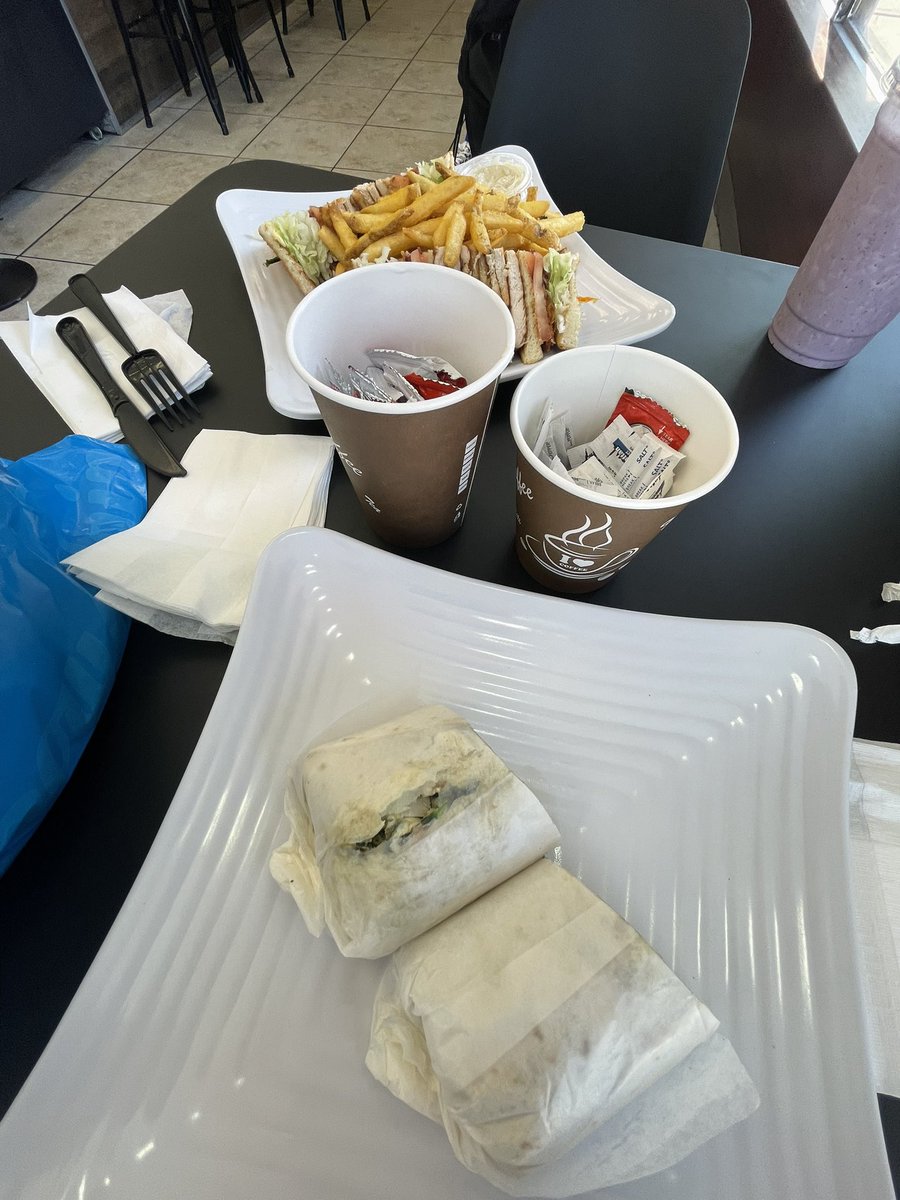 j2_certified's tweet photo. Nice day outside to eat 🔥 https://t.co/iv0zPKcaDT