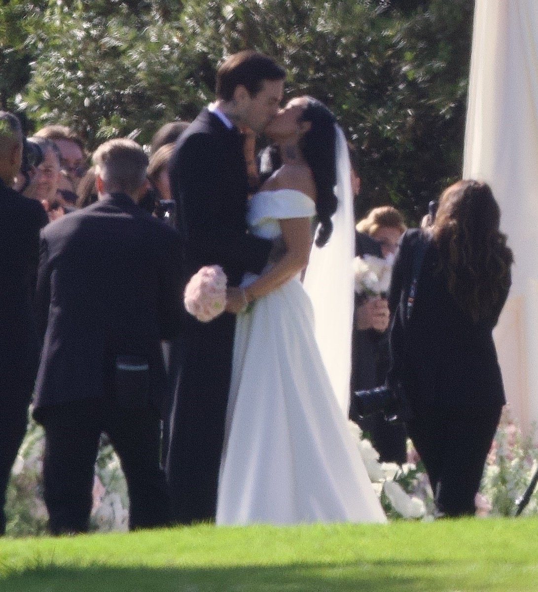 dlcharts's tweet photo. Demi Lovato and Jordan Lutes at their wedding. https://t.co/tzQUi3Zfe7