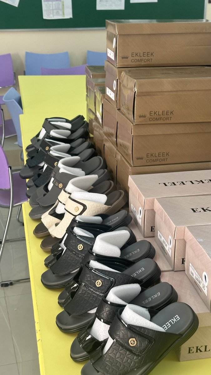 في إطار حرص إدارة المدرسة على دعم الطلبة من ذوي الدخل المحدود وتعزيز مبدأ التكافل الاجتماعي، تم توفير (24) حذاءً جديدًا وتوزيعها على الطلبة المستحقين بسرية واحترام، تأكيدًا على دور المدرسة في رعاية الطلبة ماديًا ومعنويًا.
كل الشكر والتقدير لكل من ساهم في إنجاح هذه المبادرة