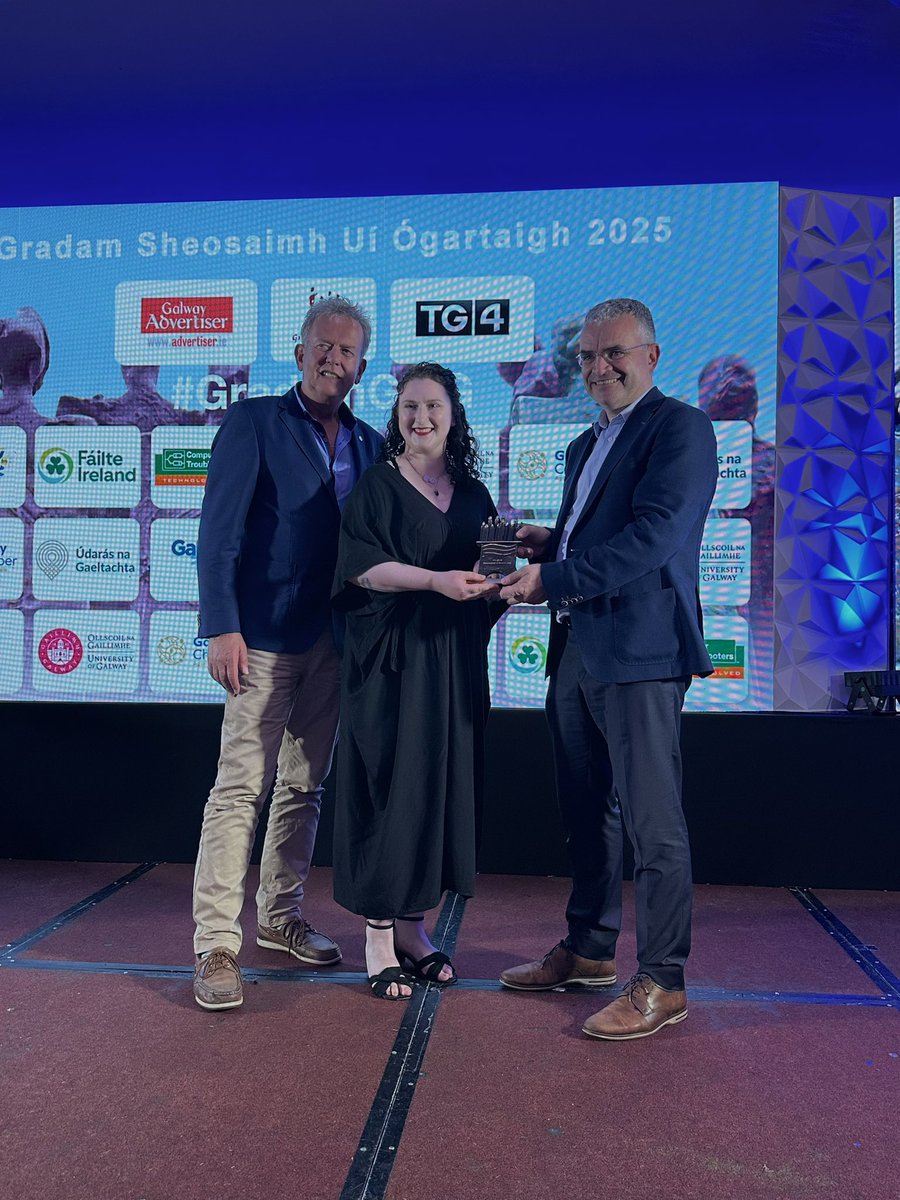 Gaillimh le Gaeilge (@gaillimhgaeilge) on Twitter photo Sa chatagóir ‘Taithí Mhiondíola’, urraithe ag Galway Bay FM | In the ‘Retail category’ sponsored by <a href="/Galwaybayfmnews/">Galway Bay fm News</a> 🎙️Is iad na buaiteoirí sa chatagóir seo ná <a href="/justartitgalway/">justartitgalway</a> 🎨 Comhghairdeas leo! ❤️#GradamGleG Sa chatagóir ‘Taithí Mhiondíola’, urraithe ag Galway Bay FM | In the ‘Retail category’ sponsored by <a href="/Galwaybayfmnews/">Galway Bay fm News</a> 🎙️Is iad na buaiteoirí sa chatagóir seo ná <a href="/justartitgalway/">justartitgalway</a> 🎨 Comhghairdeas leo! ❤️#GradamGleG