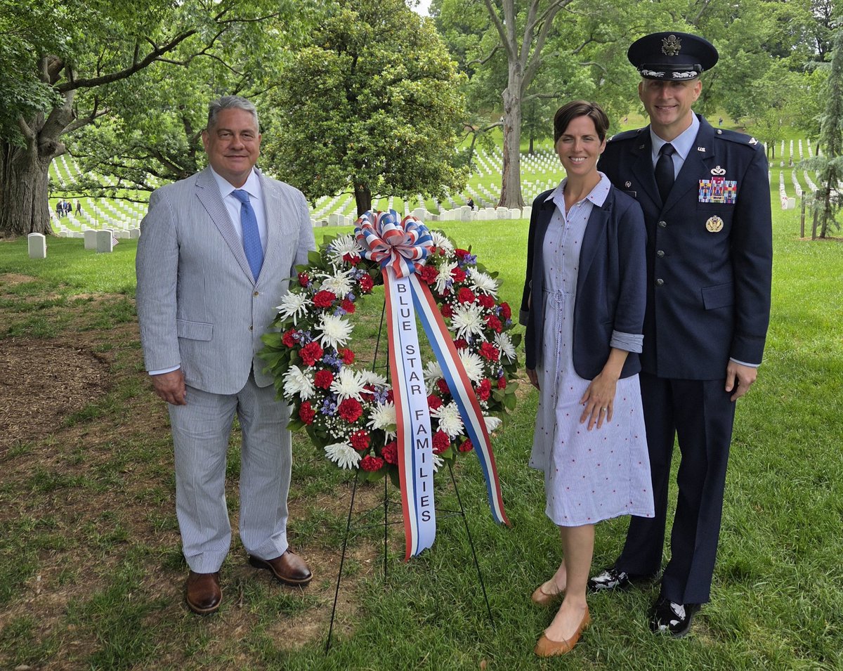 Tom Porter (@tomporterdc) on Twitter photo It turned into a beautiful day to pay tribute to those who have given all. I'm so glad that 11th Wing JBAB Commander, Col. Ryan Crowley and his wife Lisa, represented <a href="/BlueStarFamily/">Blue Star Families 🇺🇸</a> and presented a wreath at the Tomb of the Unknown Soldier. It turned into a beautiful day to pay tribute to those who have given all. I'm so glad that 11th Wing JBAB Commander, Col. Ryan Crowley and his wife Lisa, represented <a href="/BlueStarFamily/">Blue Star Families 🇺🇸</a> and presented a wreath at the Tomb of the Unknown Soldier.