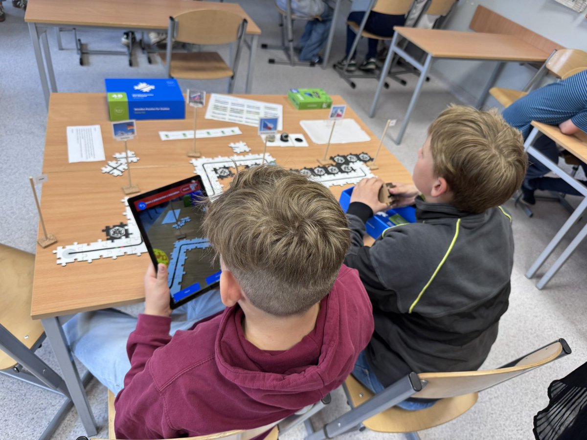 be_erasmus's tweet image. Im weiteren Verlauf des Tages durften wir mit Ozobots üben und tüfteln.