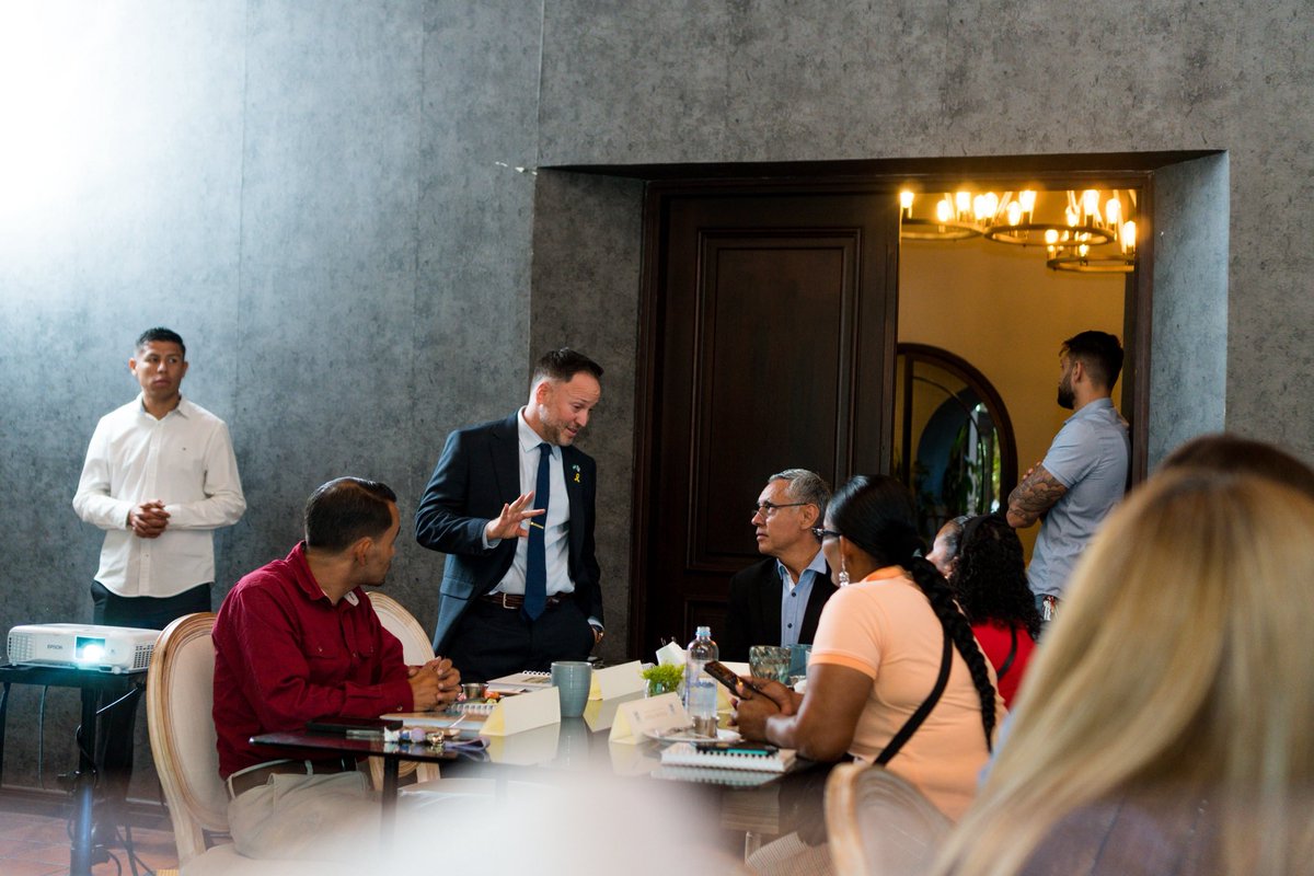 🎙️ En el Día del Periodista Hondureño, la Embajada honro el coraje y el rol vital de quienes defienden la verdad y fortalecen la democracia. 🇭🇳