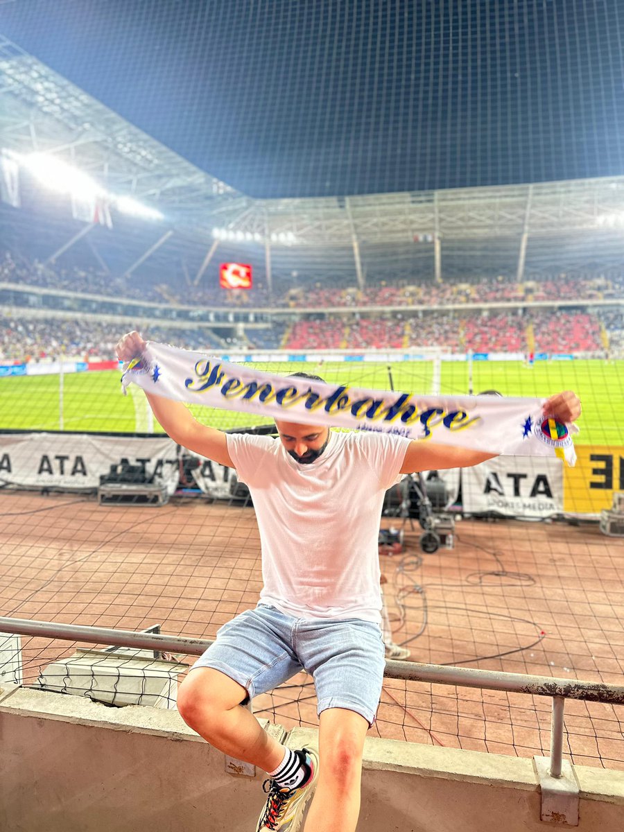 Adarzynk2's tweet photo. Yine hüsran, her daim feryat figan kalbim 💙💛 https://t.co/Lskhnc2MSr