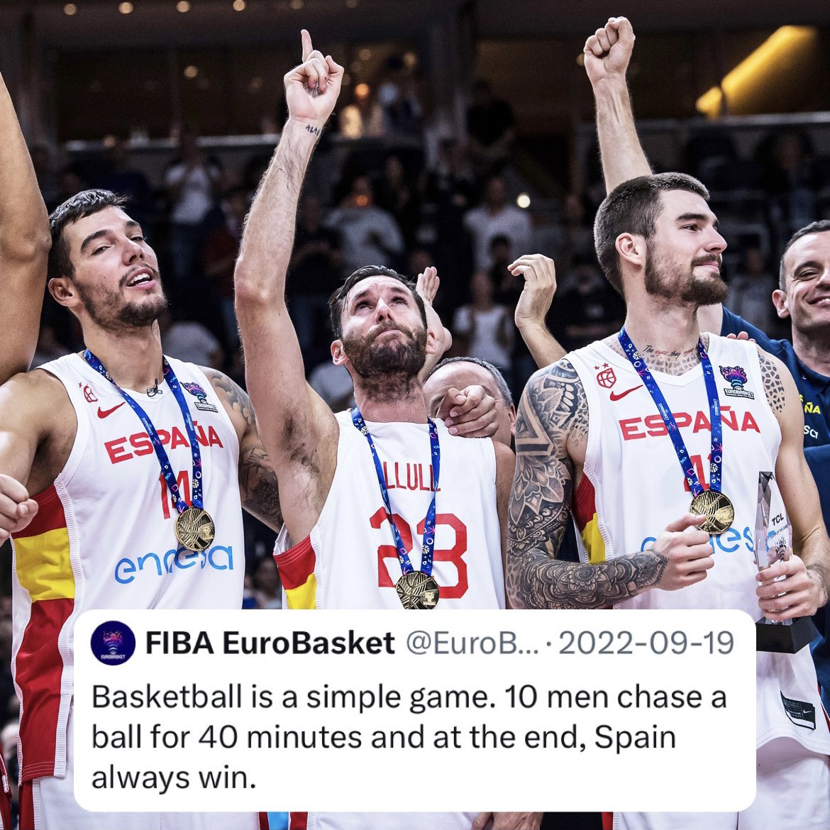 Este tuit que puso la FIBA resume muy bien lo que hemos vivido en España en los últimos 25 años.

La España de Pau, Navarro, Marc, Ricky, Rudy, Calderón, Chacho y Llull.

La España de Felipe Reyes, Garbajosa,  Jiménez, Claver, San Emeterio, Berni, Cabezas y Raúl López

La España