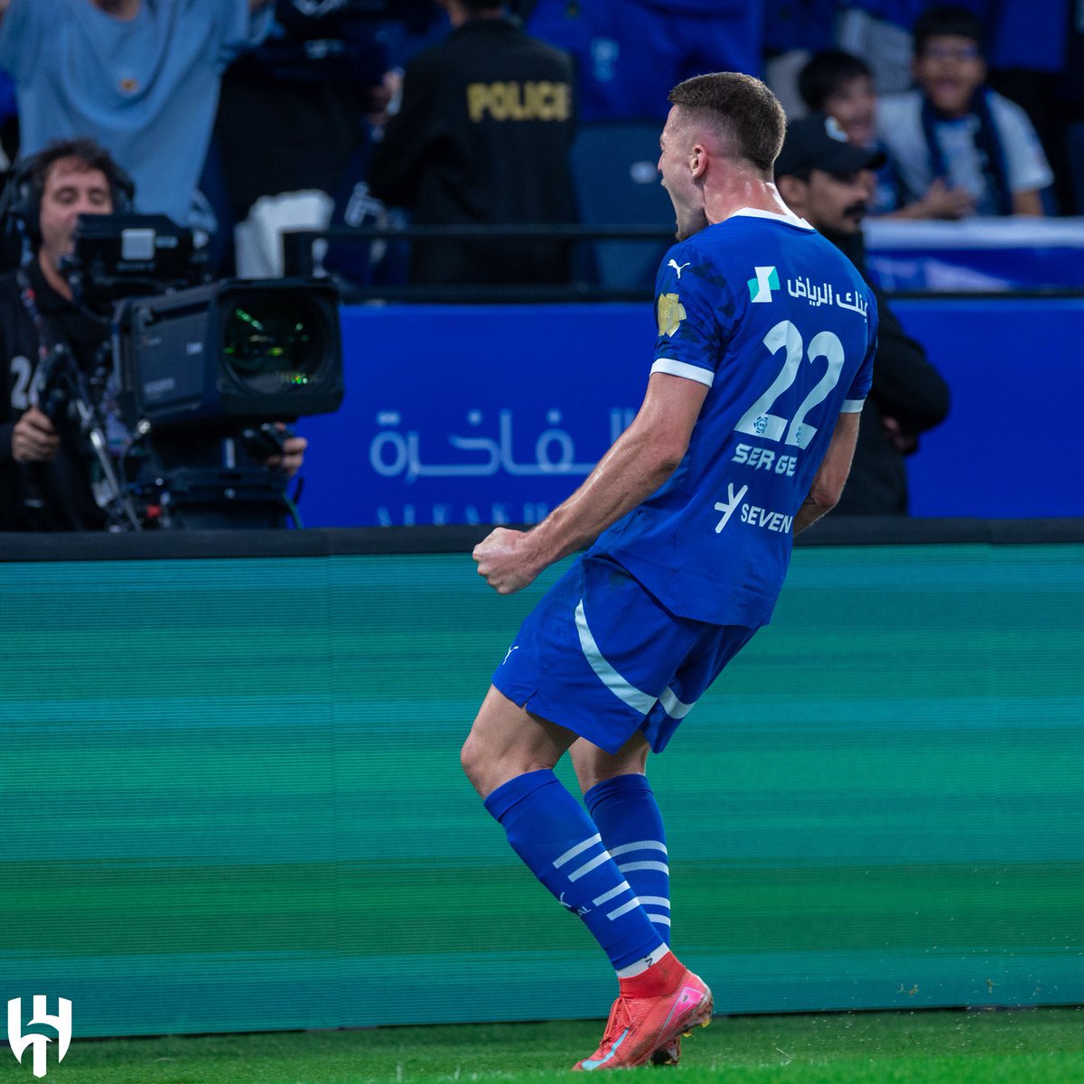 اعتاد الأزرق أن يأخذ نتائج مبارياته بيمينه ..
و على المكشوف في ميادين النزال .. 
لا دهاليز المكاتب واللجان ..