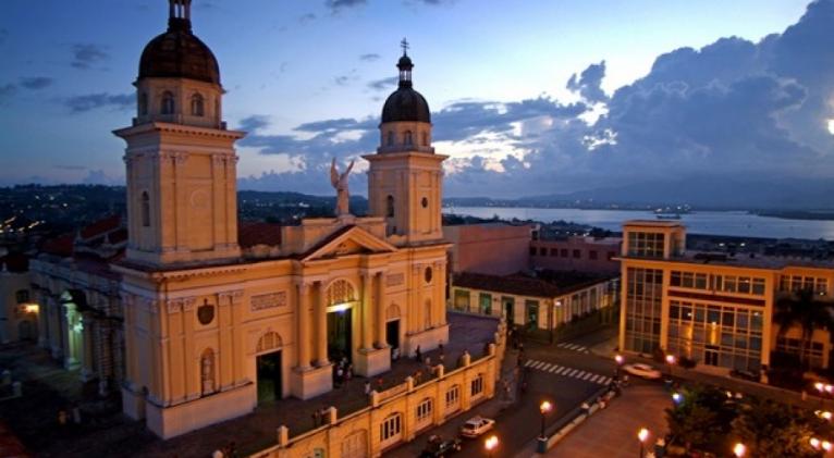 🏛️La Catedral de Santiago de #Cuba, declarada Monumento Nacional en 1958, es símbolo de la ciudad y joya de la arquitectura cubana. 🌿Su historia y belleza te sorprenderán. 🌿#CubaUnica #CubaTravel #SantiagoDeCuba #Catedral #Patrimonio