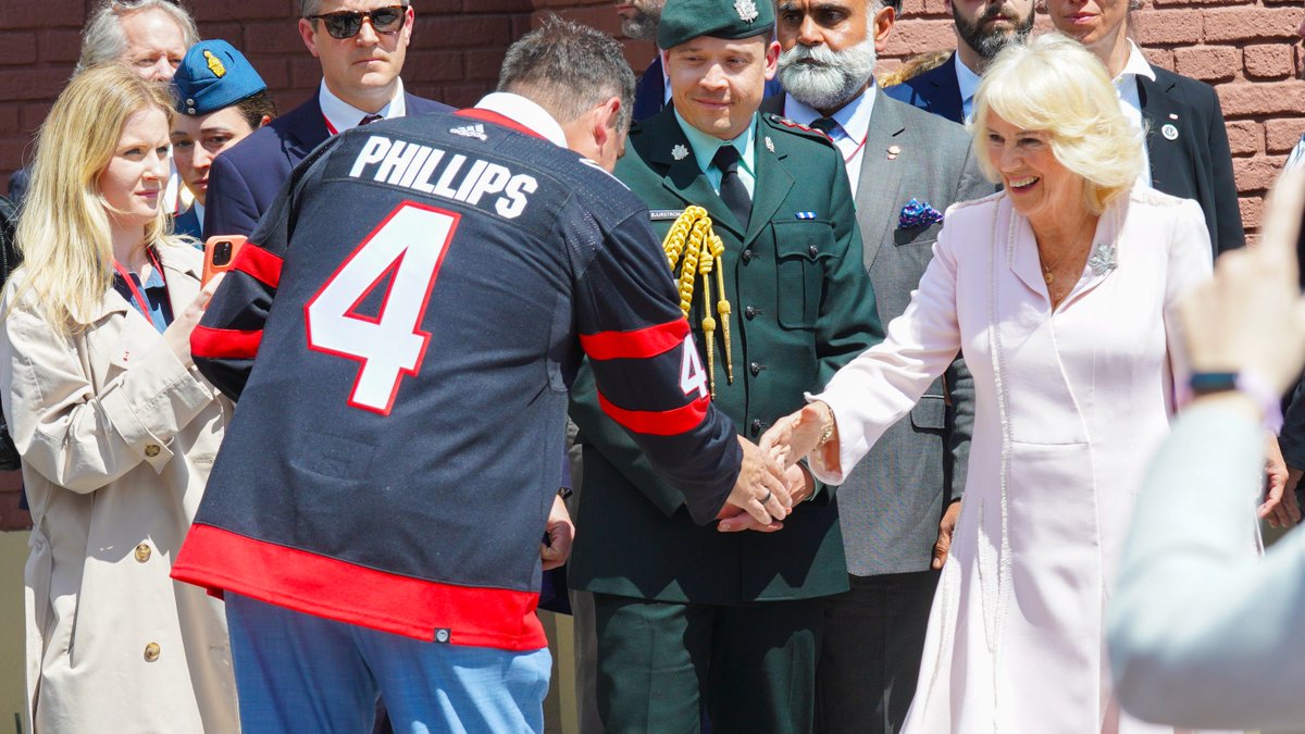 X - Ottawa Senators (@senators) on Twitter photo Huge day for Prime Minister <a href="/MarkJCarney/">Mark Carney</a> and Their Majesties King Charles III and Queen Camilla who all got to meet the 'Big Rig' this afternoon!
#GoSensGo 🤝 #RoyalVisit Huge day for Prime Minister <a href="/MarkJCarney/">Mark Carney</a> and Their Majesties King Charles III and Queen Camilla who all got to meet the 'Big Rig' this afternoon!
#GoSensGo 🤝 #RoyalVisit