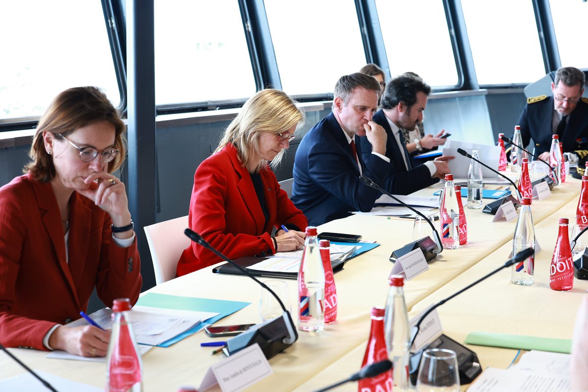AgnesRunacher's tweet photo. La France est une puissance maritime. Et les Français peuvent en être fiers ! 

Mais le monde de la mer doit progresser. Se décarboner, mieux protéger sa biodiversité, préparer son avenir. 

Avec le Premier ministre, nous annonçons 23 mesures, autour d’enjeux cruciaux : qualité des eaux, biodiversité, pêche illégale, énergies marines, souveraineté, numérique.

Et des moyens : 90 millions d’euros pour accompagner la decarbonation du secteur maritime. 

A quelques jours de la Conférence des Nations Unies pour l’Océan, ce sont des annonces qui comptent. 

Merci, Saint-Nazaire !