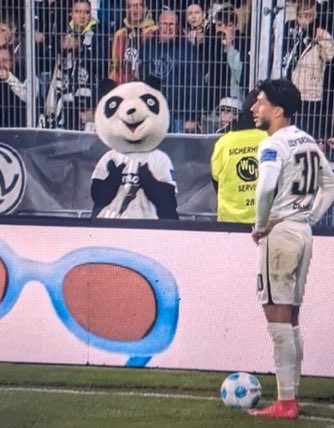 junge wer ist er? Elversberg darf niemals 1. Liga spielen, sonst kann ich Nachts nicht mehr schlafen