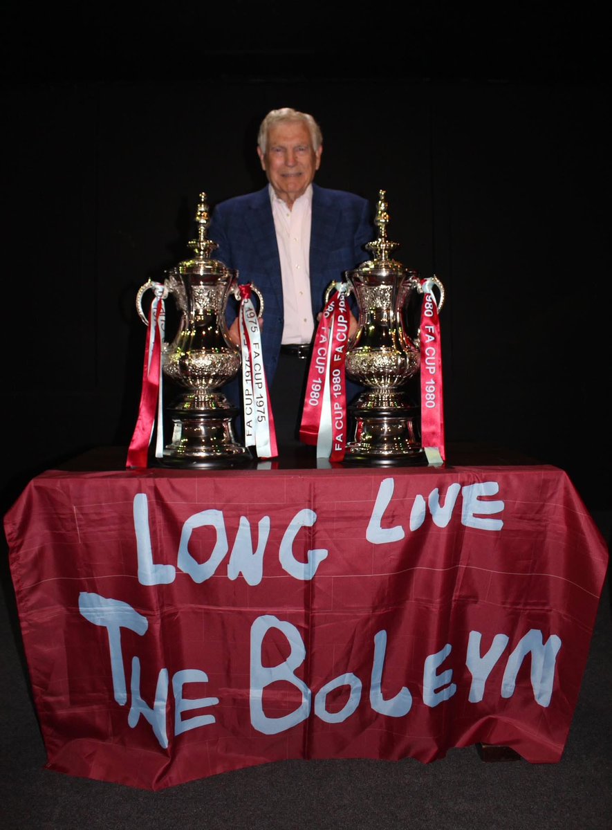 What a beautiful of Sir Trevor taken by <a href="/GraphsHam34279/">West Ham Graphs</a> on Saturday at <a href="/MandevilleProm2/">Hammers Heroes by Mandeville Promotions</a> event. ⚒ 🏆 🏆 
What a man and Legend