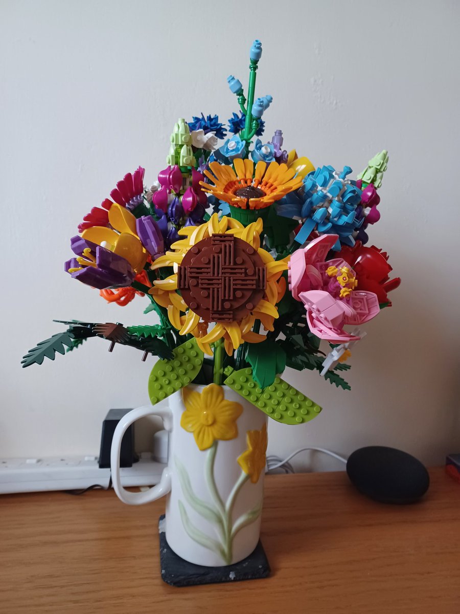 ShirlzaAnne's tweet photo. Love my lego bouquet 💐 😍 @LEGO_Group https://t.co/JKQStkZzAv