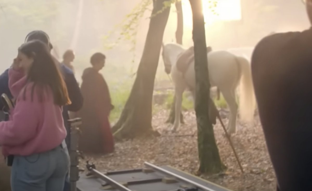 Estaba disfrutando del making of de Doctor Who cuando de pronto una verga de caballo.