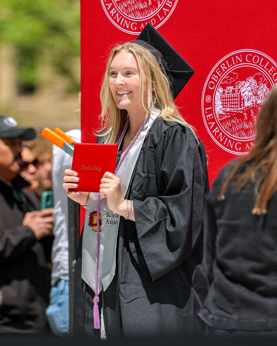 To the Crimson and Gold Class of 2025, 𝐘𝐎𝐔 𝐃𝐈𝐃 𝐈𝐓!

Congratulations to Oberlin's newest graduates! ❤️🎓 #GoYeo

📸 Amanda Phillips