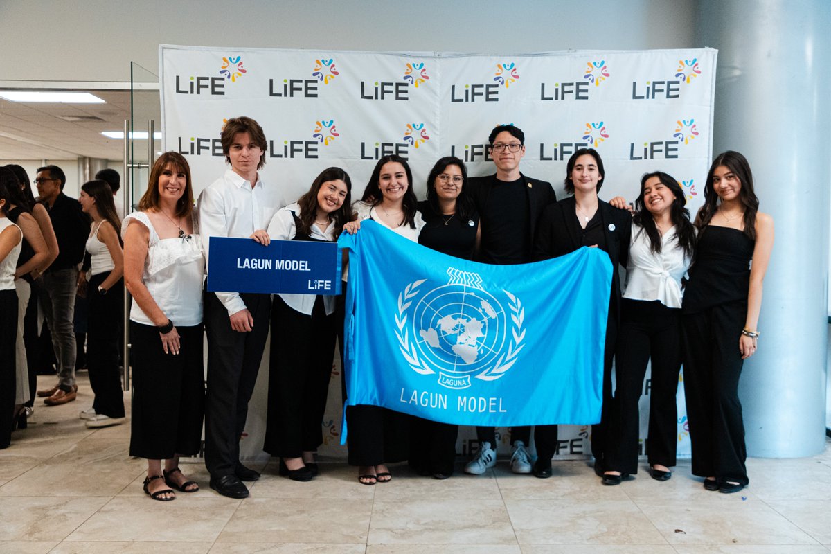 Un momento lleno de significado: nuestras sociedades de alumnos y alumnas entregaron simbólicamente el pin a quienes continuarán con esta gran responsabilidad. 💙

Un gesto que representa compromiso, liderazgo y el deseo de que sigan dejando huella.