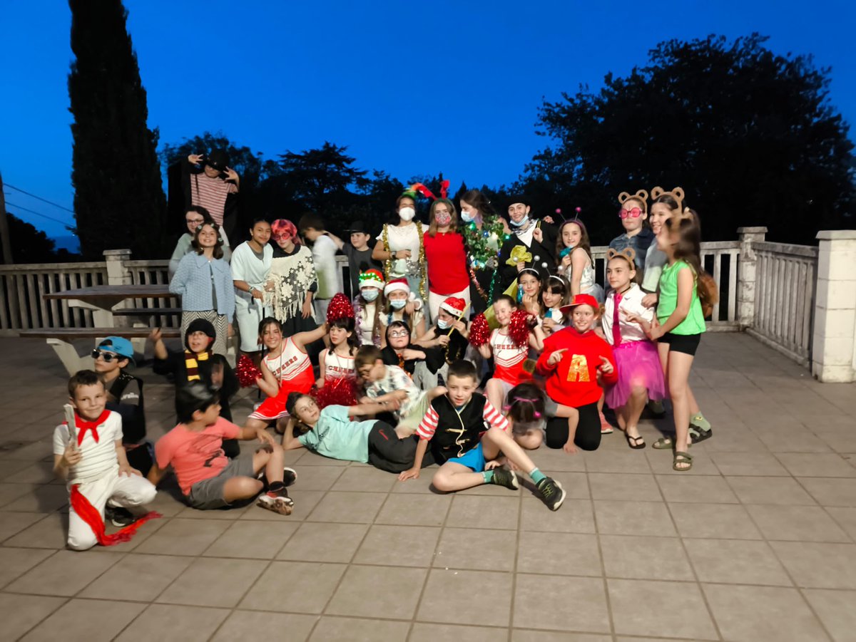 Asteburu bikaina pasa dugu Hondarribian @oreretaikastola’ko 36 haurrek eta 7 monitoreak. Larunbatean, Jaizkibel barrena 15 km egin ondoren Hondarribira iritsi ginen. Ohiko jolasak, diskomozorro eta hondartzan bainutxo batekin  borobildu dugu asteburua. Datorren urtean gehiago!