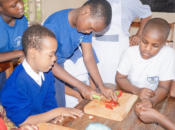 ChefZenny's tweet photo. I've had a wonderful time teaching children with multiple disabilities how to prepare healthy food and the importance of good nutrition. They participated in all the preparations,and I can see how much they enjoyed being involved. Parents involve your children in household chores https://t.co/5XXUdc5Nfw