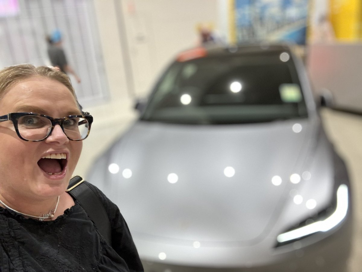 Salsabear26's tweet photo. #ibelieve #tesla @elonmusk #itiscoming #downunder #australia #makemydreamscometrue #makemydreamsareality #itistime #thetimeisnow #blowmymind #makemelaughandcry 😂🥹🥰 https://t.co/TkfzXJ5090