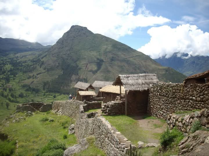 Si cuando usted va acampar
usa carpa y no una tienda,
yo le digo, pa que entienda,
que usa quechua al conversar.
La cancha para jugar
también es palabra inca,
y al comer, si a usted le tinca
cocaví con choclo y palta,
yo le insisto, si hace falta,
su idioma no es puro huinca.