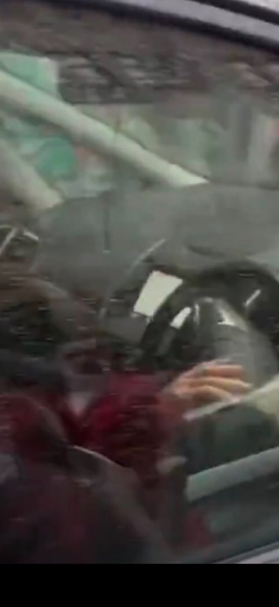 likelovedo's tweet photo. @JamesPGoddard90 Clearly not th same man, man on floor has a wedding ring on the man in car it wearing a chunky ring https://t.co/2SY1dt2Ii5