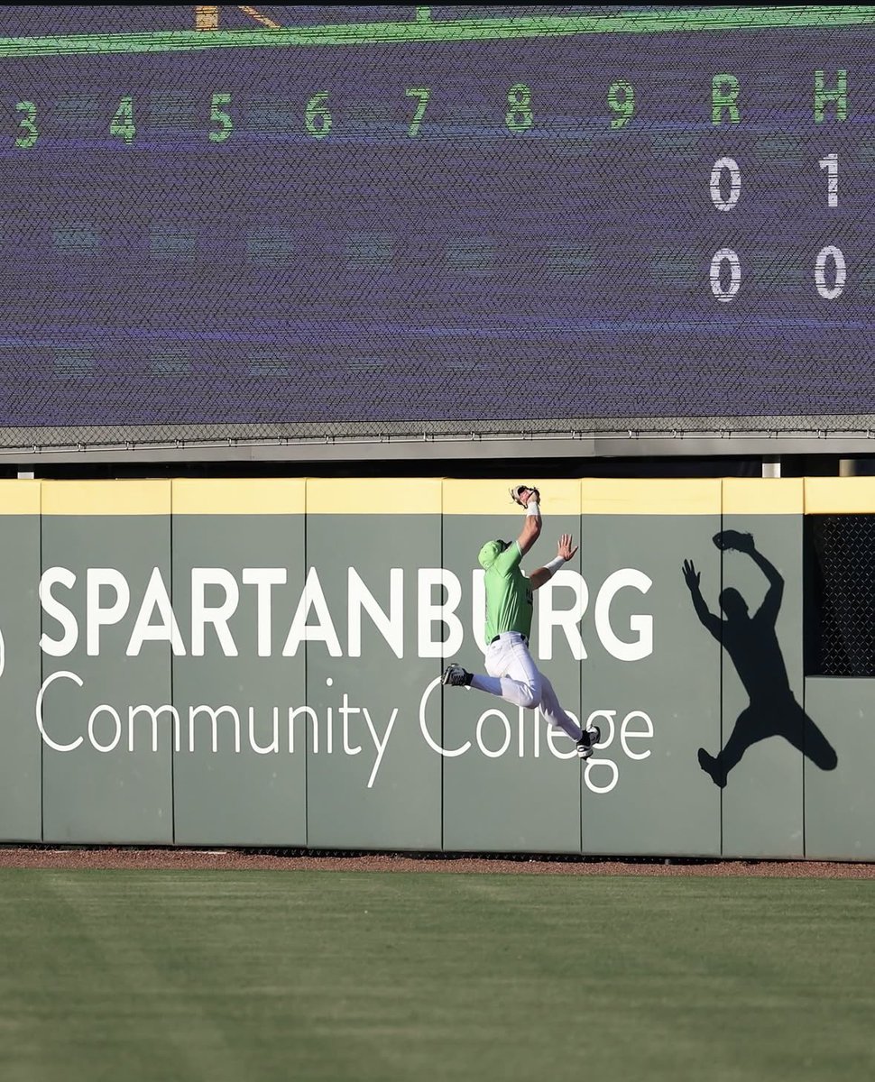 This picture of former #Vols outfielder Dylan Dreiling has to be one of the coolest baseball pictures I’ve ever seen 

(via the Hub City Spartanburgers Instagram)