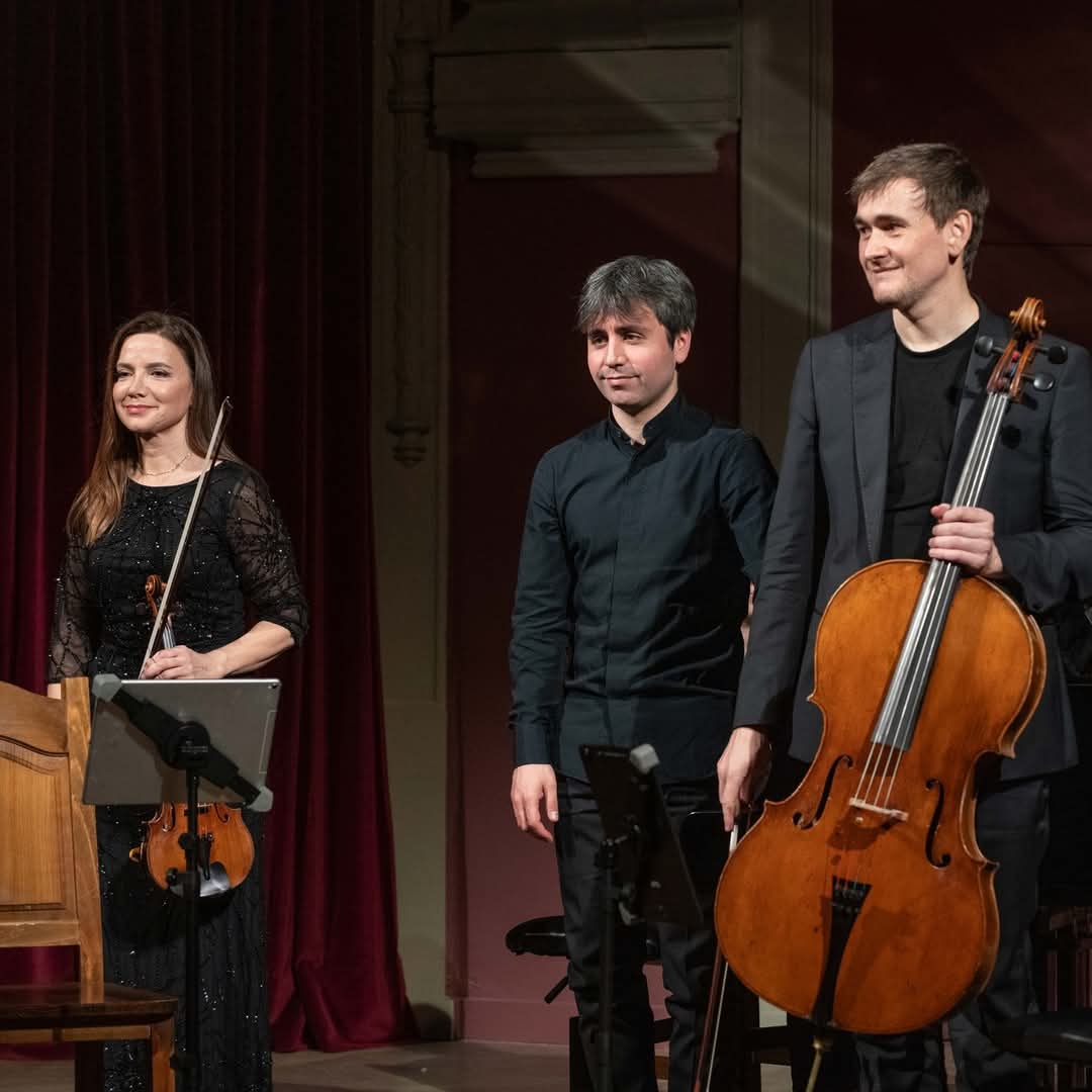 CONCERTO CLAUSURA - 2024/25
27/05/2025
Teatro Rosalía - 20.00 h.
Trío Magnacore  

Entradas á venda en ataquilla.com. 
5€ - menores de 25
10€ - docentes de música (previa inscripción en filarmonicacoruna@hotmail.com)
20€ - entrada xeral e libre para aboados/as