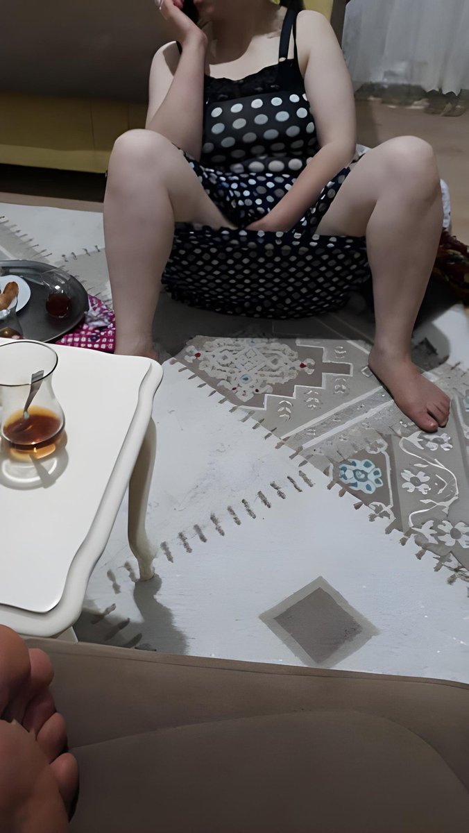 فالوقت الذي كانت فيه اليد اليسرى تصف ما يدور فالمكالمه الهاتفية باليد اليمنى كان الزوج يوثق للتاريخ 👌♠️