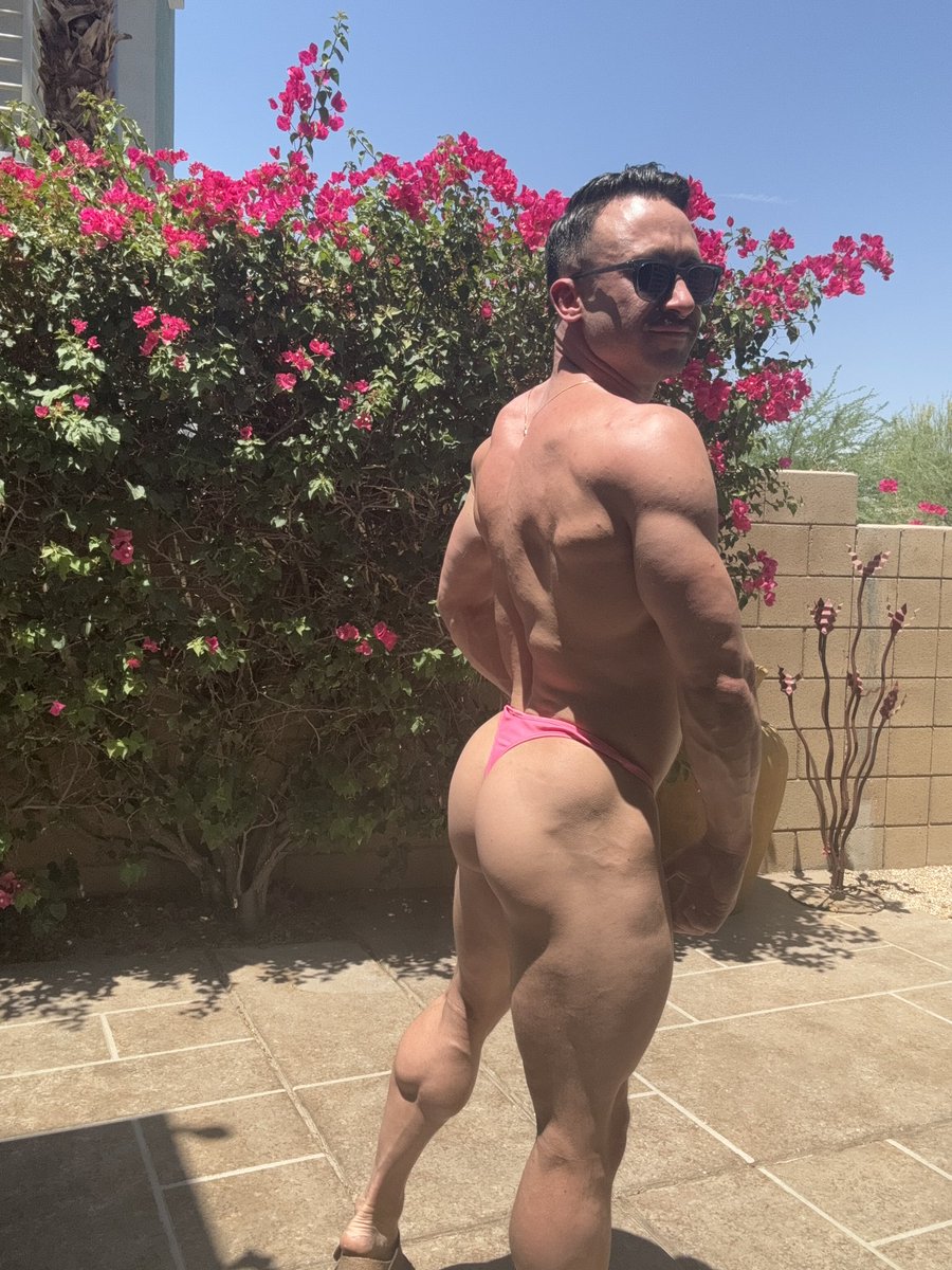 Muscle bottom reporting for pool party 💦🌴
