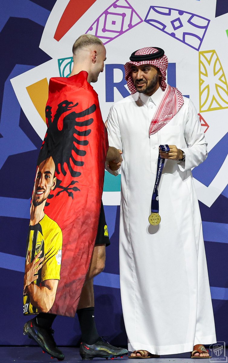 📸| صاحب السمو الملكي الأمير <a href="/AbdulazizTF/">عبدالعزيز بن تركي الفيصل</a> يتوج أبطال #دوري_روشن_السعودي 🥇