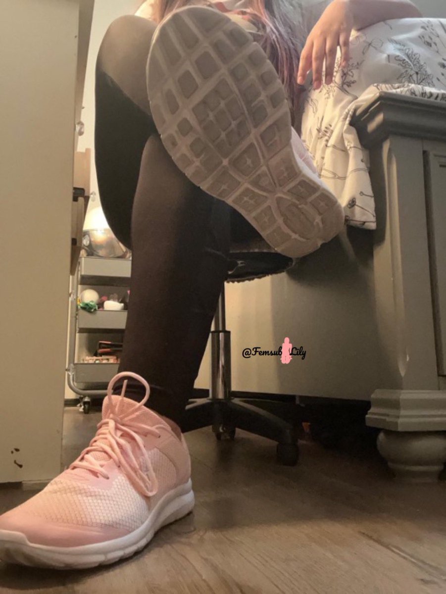 no feet today, just the bottom of my gym sneakers 💕