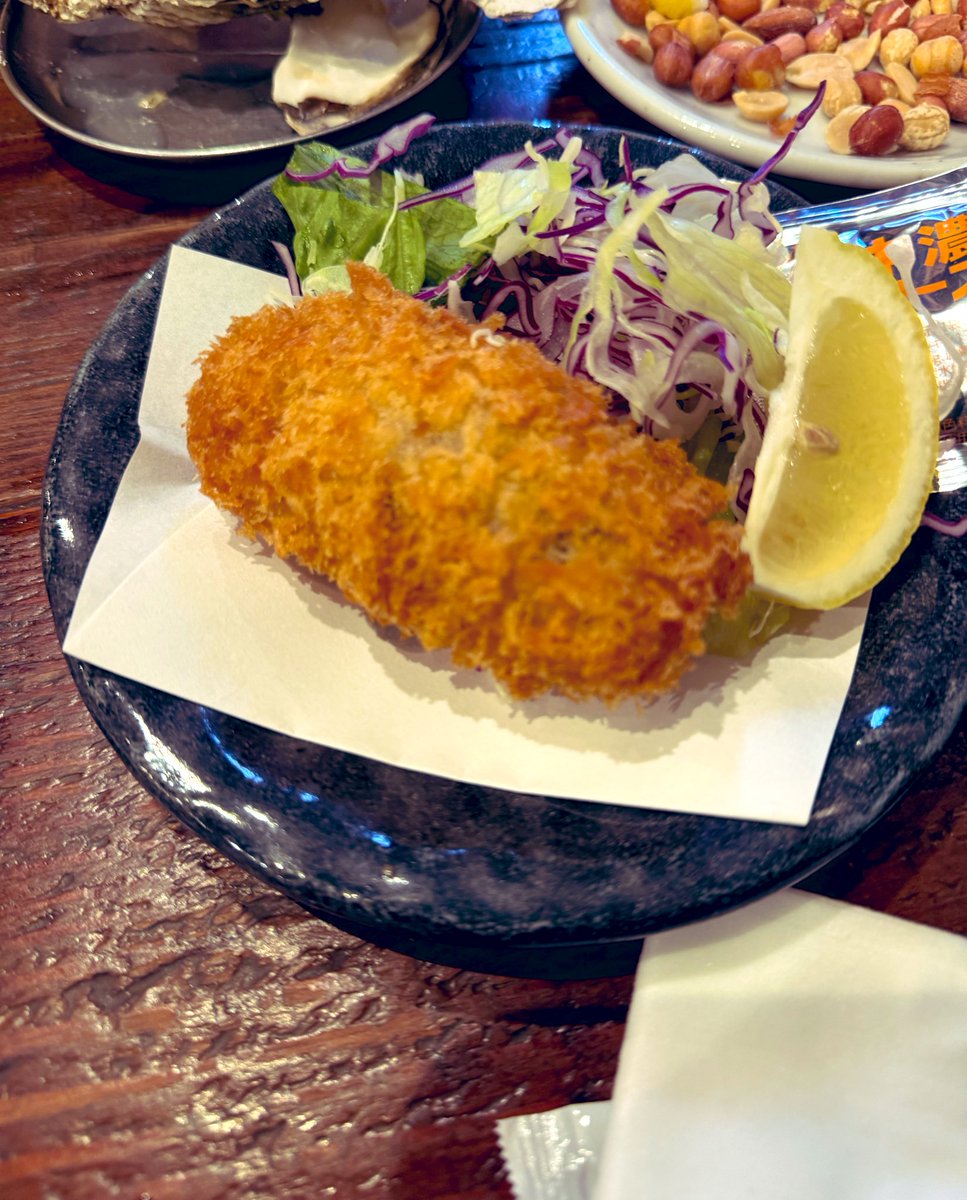 先日、とっても大きな牡蠣フライをランチでいただいてきました🦪💕
産地ごとに味わえるスタイルで、ひとつひとつ風味が違ってびっくり！
ぷりっぷりでジューシーで😋
また食べに行きたい〜😋