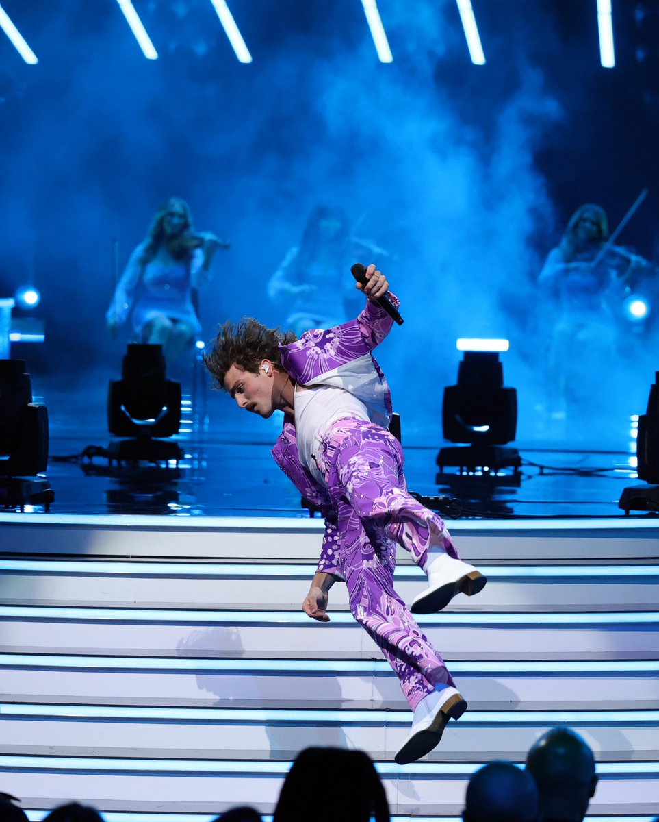 accesshollywood's tweet image. My phone sliding off my lap to shatter into a million pieces again. #AMAs