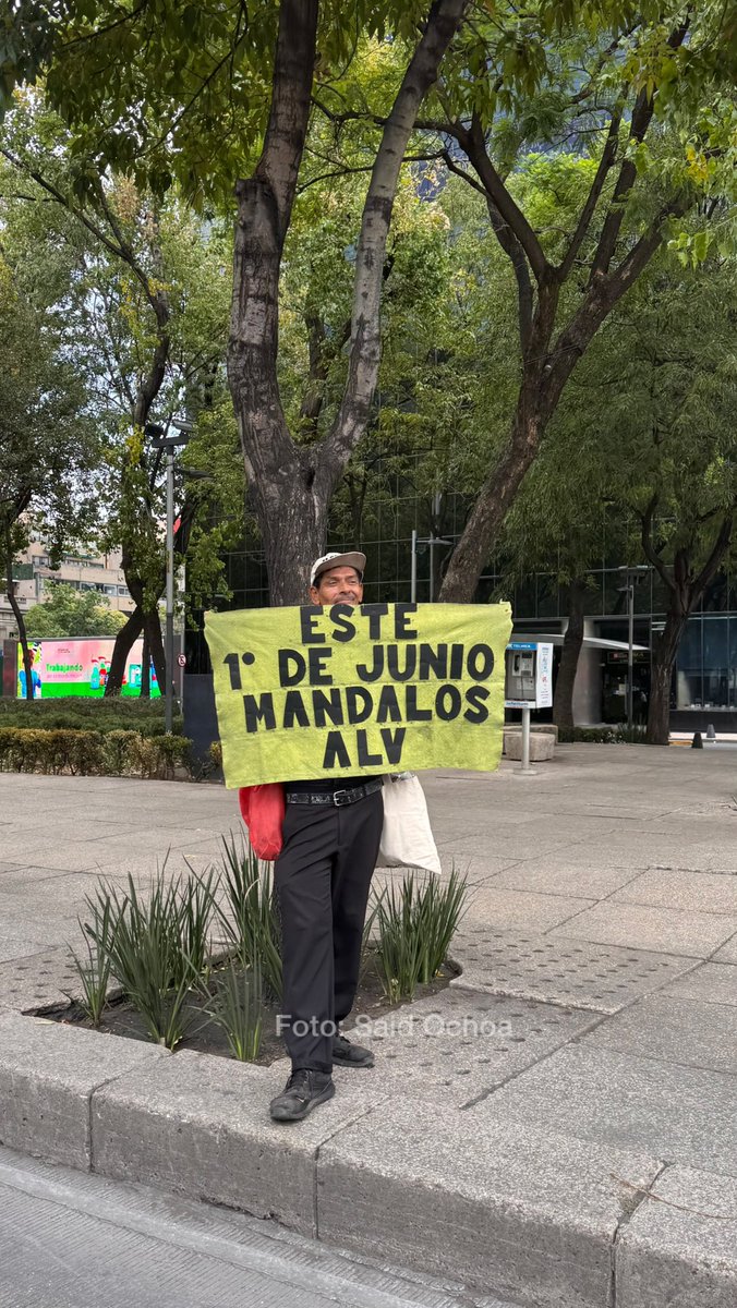Lo que uno se encuentra en las calles de la CDMX.
¿Qué opinan? ¿Vas a salir a votar el domingo? ¿Conoces a los y las candidatas?