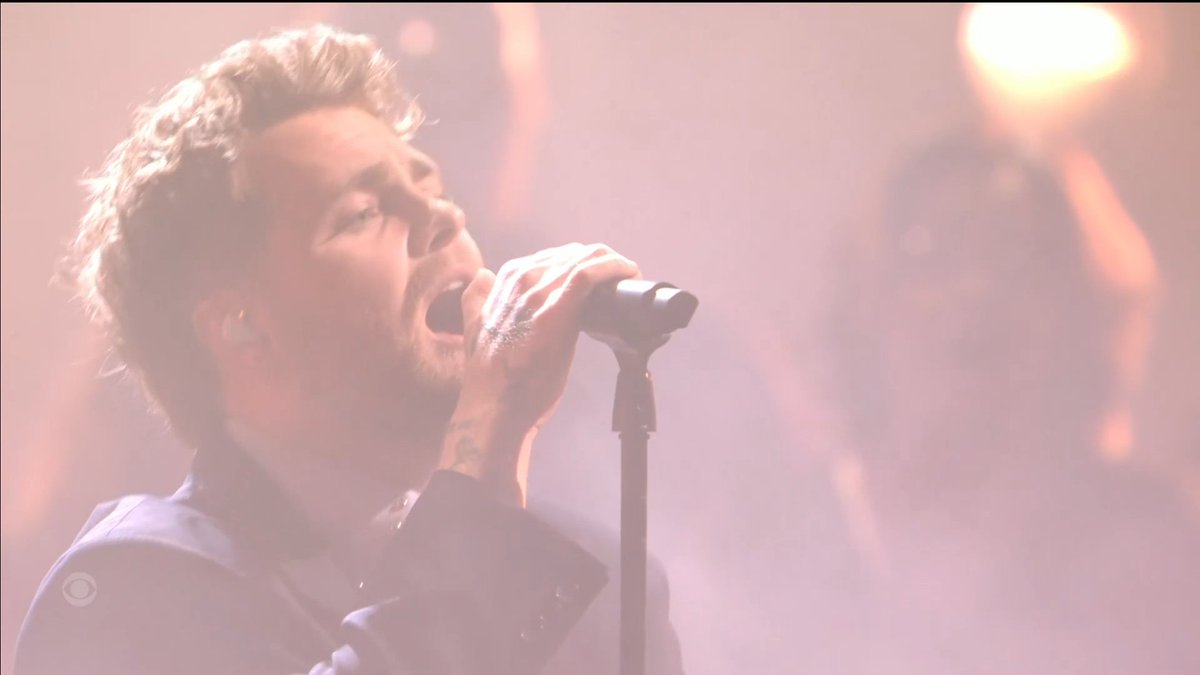 exmworld's tweet photo. Alex Warren performing at the American Music Awards

#AMAs #AMAs2025 https://t.co/CQ3RdmuhrE
