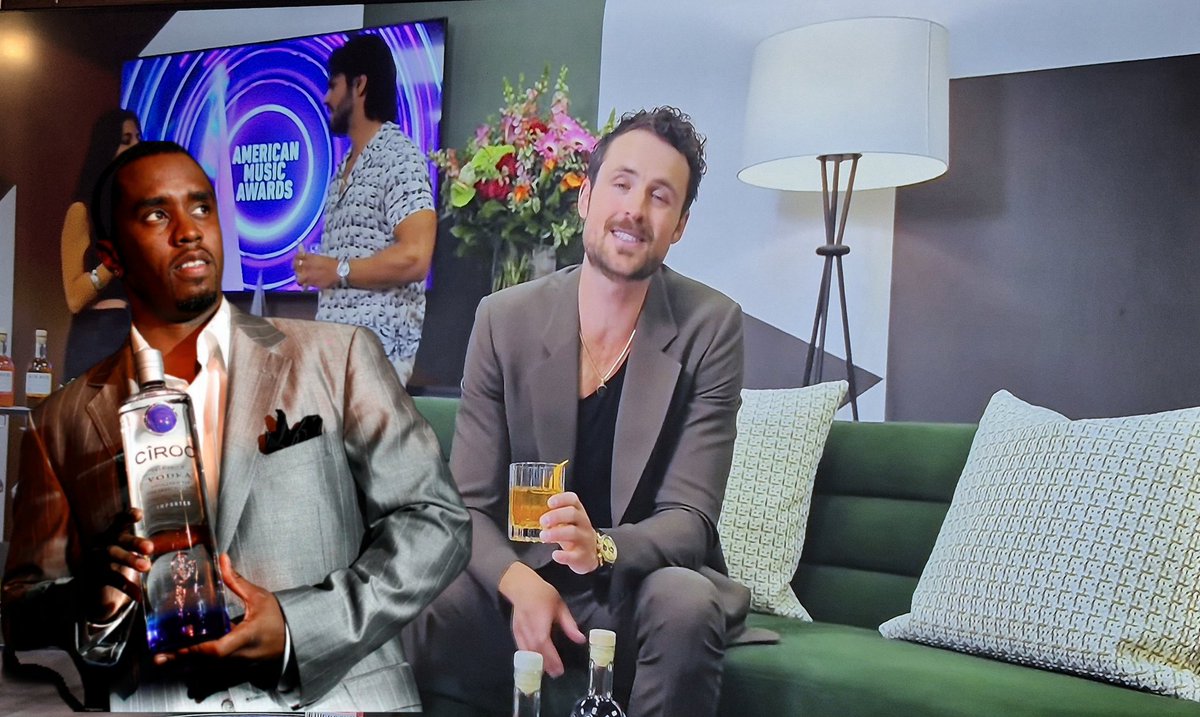 hooperstarium's tweet image. Awkward,
the announcer, man spreading while holding a drink, said coming up is
Sir Rod, which sounds a lot like Ciroc, which was previously 50/50 owned by Puff Daddy /Diddy 🤔. #AMAs