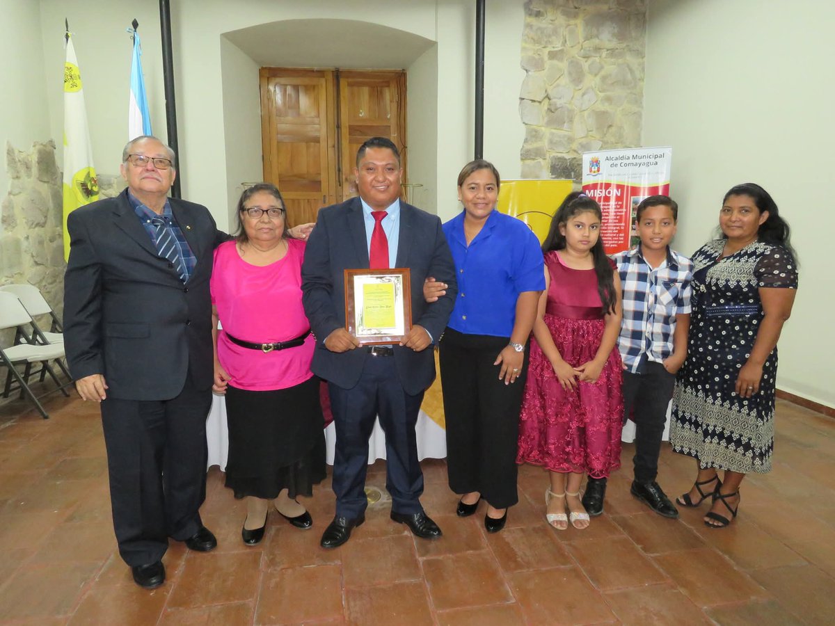Con el apoyo de la <a href="/ComayaguaMuni/">Comayagua Alcaldía</a> que, preside el #AlcaldeCarlosMiranda, la Asociación de Periodistas Profesionales de Comayagua (APPC), celebró el Día del Periodista Hondureño, con la 4ta entrega del Premio Periodista del año Licenciado Luis Alexis Ramos. youtu.be/4Xj8QDhVoT0?si…