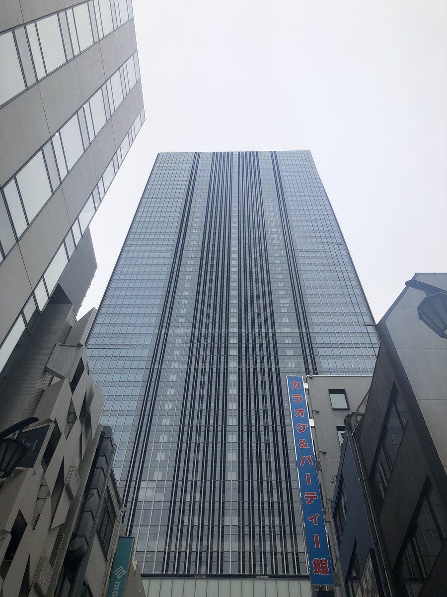 admire_offisite's tweet photo. おはようございます!
天気は曇り☁️少し肌寒いですね。
今日は弊社目の前の
トフロムヤエスタワーを
八重洲通りから視力回復のために
見上げてきました✨
#アドマイアー #OFFISITE #オフィサイト #企業公式が朝の挨拶を言い合う #企業公式が毎朝地元の天気を言い合う #TOFROYAESUTOWER #日本橋 #建設状況 #再開発 #オフィス #不動産 #企業公式つぶやき部