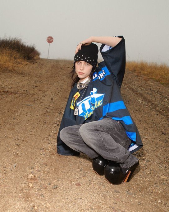 BillieSociety's tweet photo. Billie took home the #AMAs for “Artist of the Year” https://t.co/dFnj5k3VFG