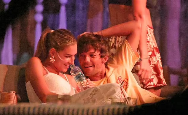 LouisMxMedia's tweet photo. ¡Louis y su novia recientemente en Costa Rica! 

📸: owner https://t.co/mpDwc00AAE