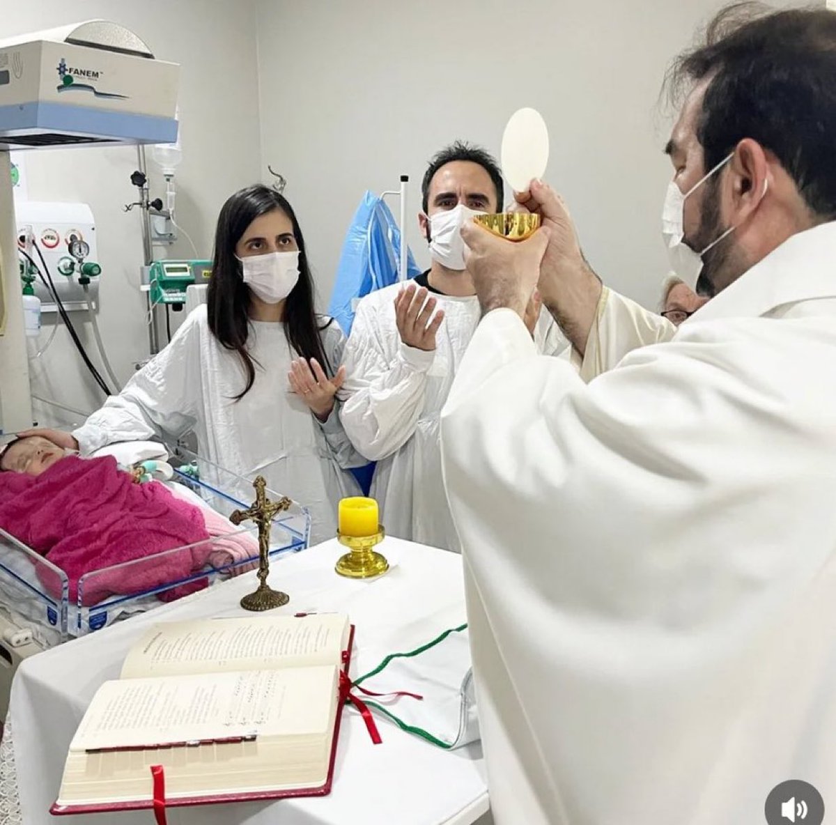 La piccola Livia Maria, figlia di una coppia cattolica in Brasile, è in terapia intensiva. Secondo il padre, Fabio Henrique, l'ospedale ha dichiarato che non esiste una cura. L'équipe medica ha chiesto ai genitori cosa desiderassero per la loro bambina. Fabio e sua moglie hanno